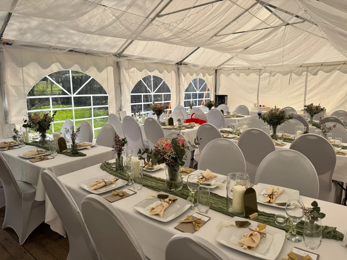 Festlich gedeckte Tafel für eine Hochzeit